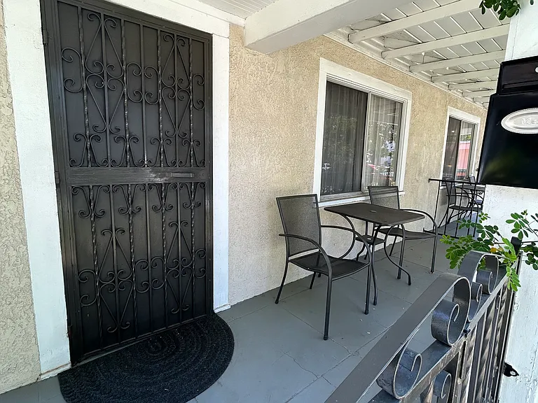 726 S Louise St — Photo 2