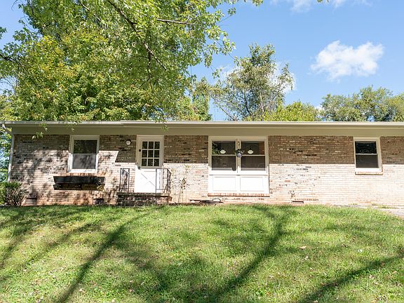 3rd image of 2213 Knollcrest Ln