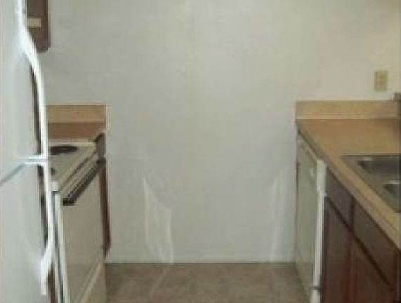 4th image of 2743 Hunt Club Ln