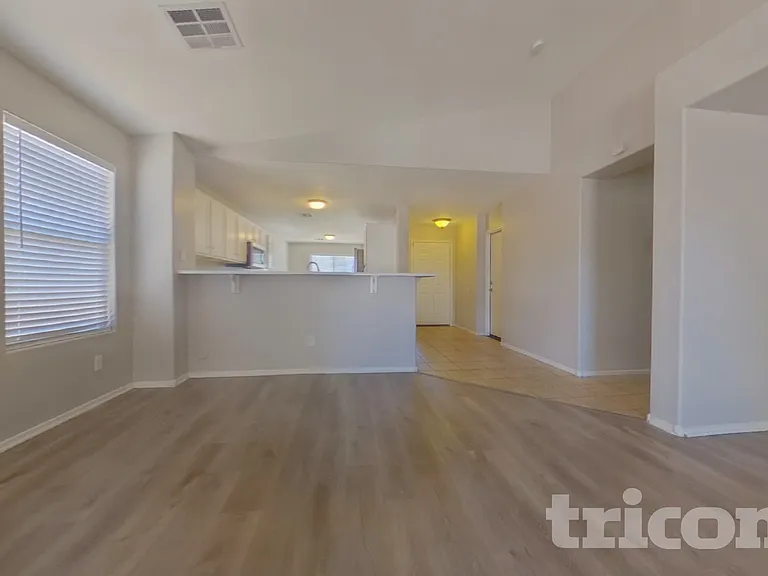 2215 S 83rd Ln — Photo 2
