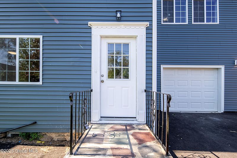 2nd image of 2731 Augustine Avenue