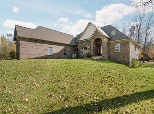 7102 Avey Ln, South Lyon, MI 48178