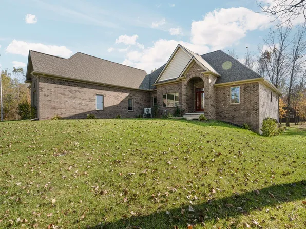 7102 Avey Ln, South Lyon, MI 48178