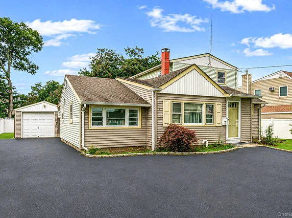 35 Gwendolyn Place, East Islip, NY 11730