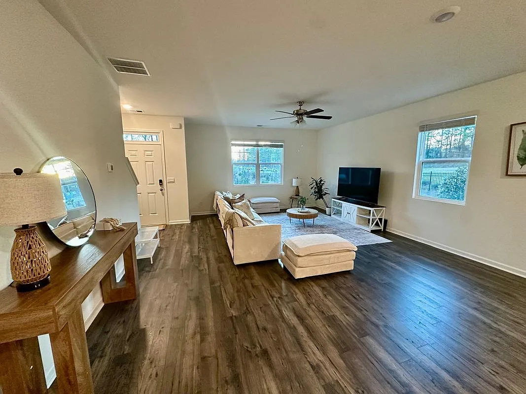 3 bed, 3.0 bath, 1806 sqft, $2,600 — Photo 2