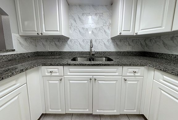 5th image of 4725 39th Ave N #104