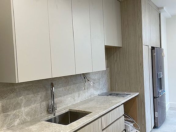 5th image of 799 E 8th St Floor 1
