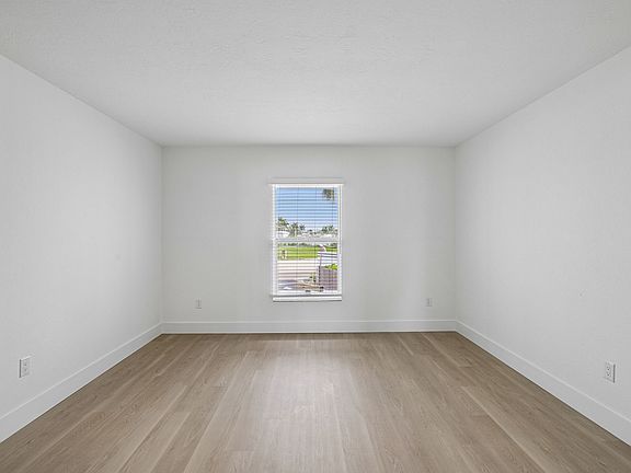 5th image of 16731 McGregor Blvd #204