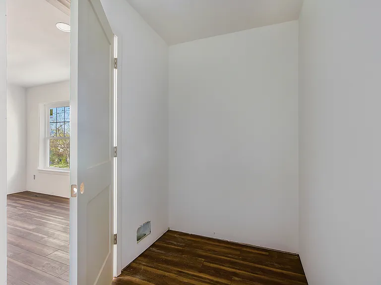 445 Hiscock St — Photo 19