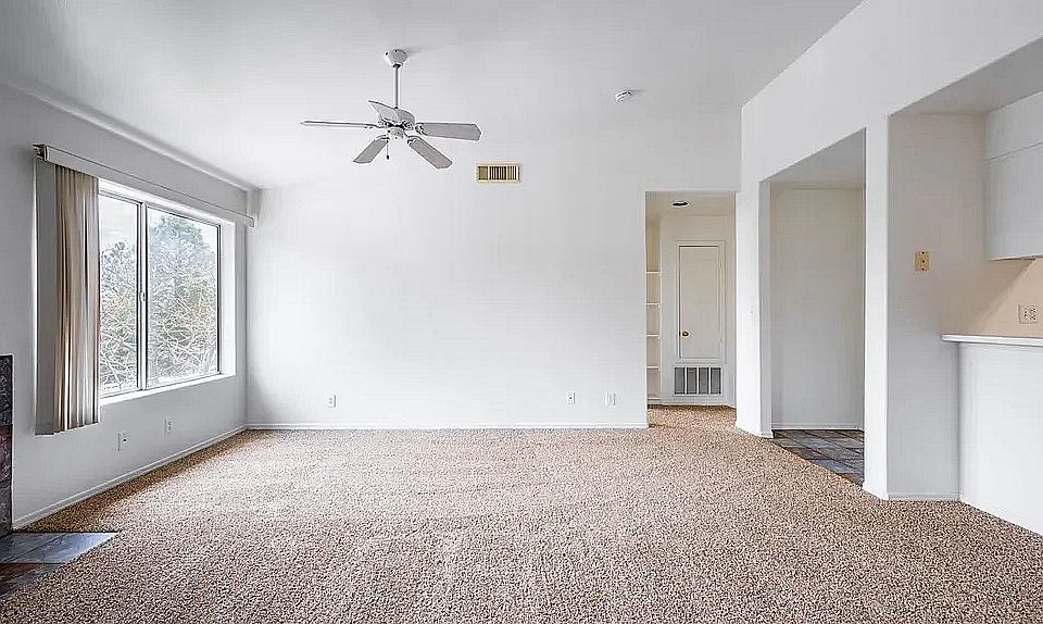 2x2 empty living