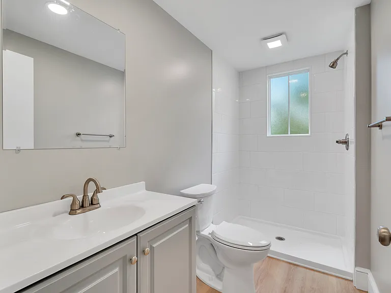 Entry Level Full Bath