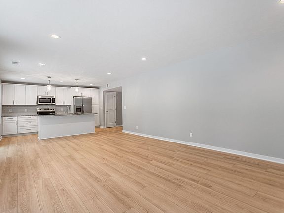 5th image of 735 Butternut Dr