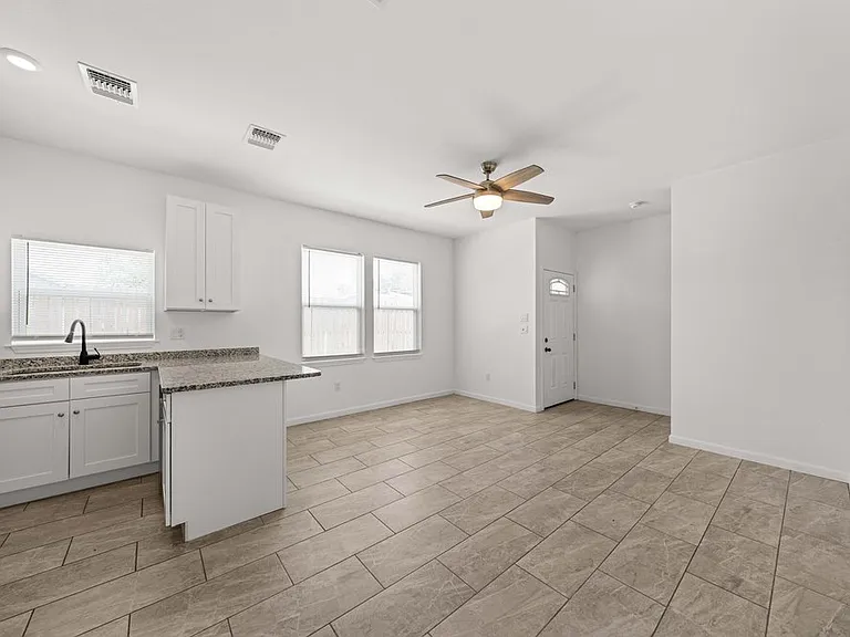 323 Gabriel St #201 — Photo 8