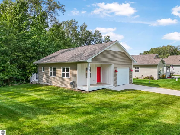 6632 Front St, Lake Ann, MI 49650