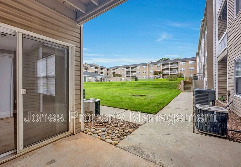 307 Country Club Dr NE — Photo 17