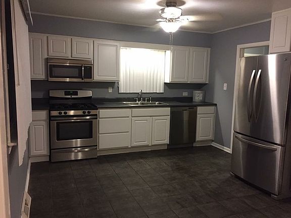 5th image of 218 E Dickens Ave