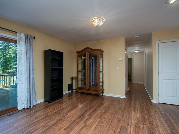 5th image of 609 Cheryl Ln