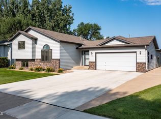 3147 Devon Dr, Bismarck, ND 58504