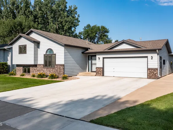 3147 Devon Dr, Bismarck, ND 58504