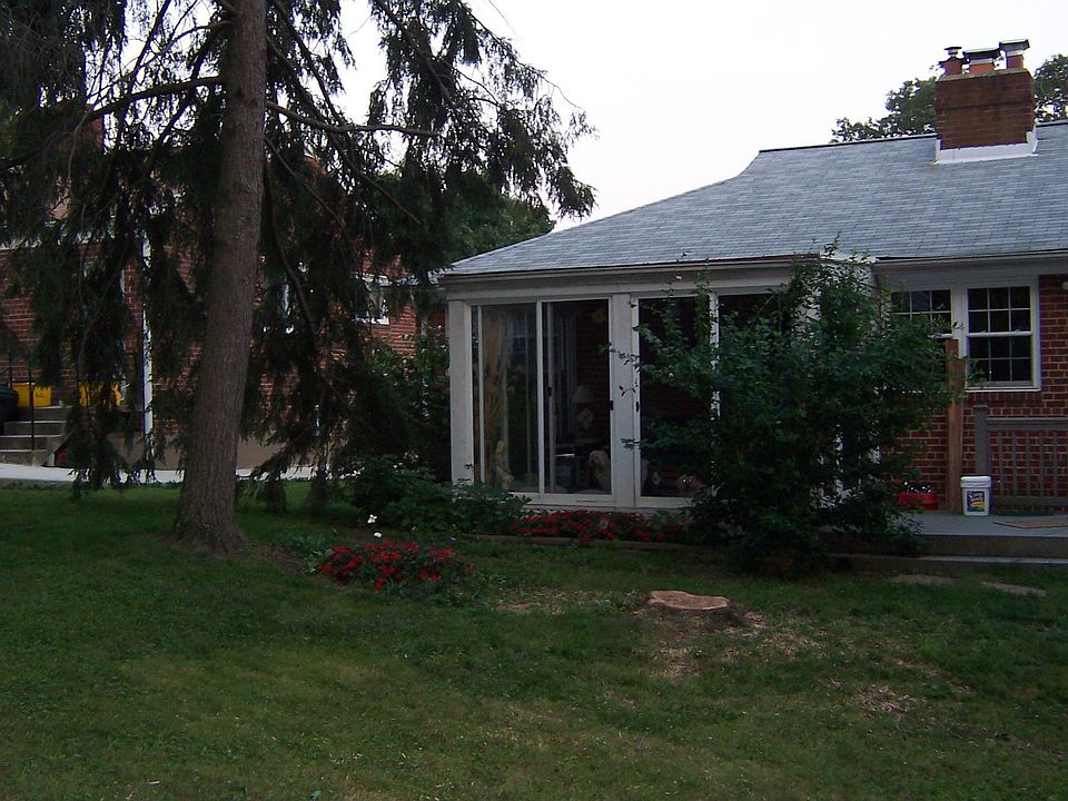 Back w/glass sunroom