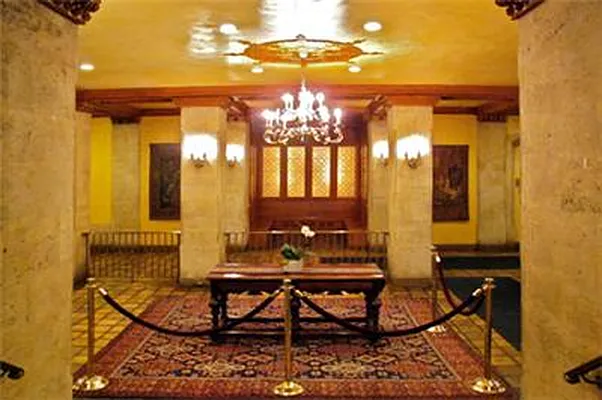 Rented by R New York | media 19