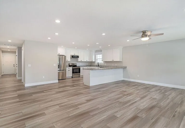 1120 N Clay Ave — Photo 4