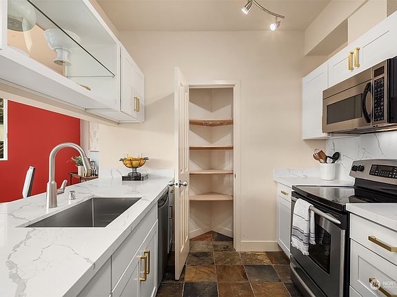 5th image of 300 110th Avenue NE #205