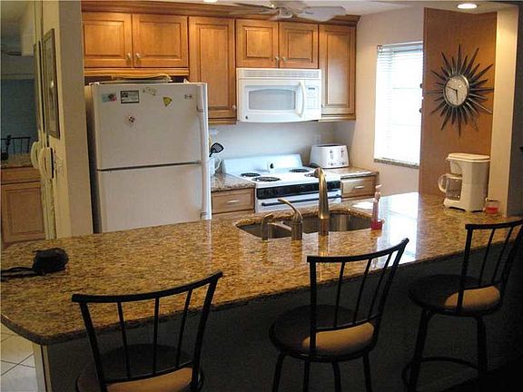 5th image of 3100 NE 29th St APT 306