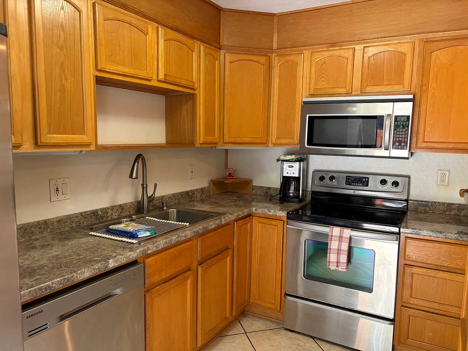 2 bed, 1.5 bath, 1236 sqft, $1,650 — Photo 2