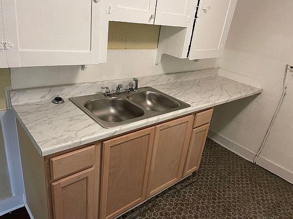 2nd image of 915 Garden St
