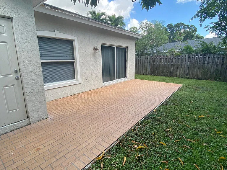 130 Sparrow Dr — Photo 3
