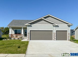 9209 Cody Dr, West Des Moines, IA 50266
