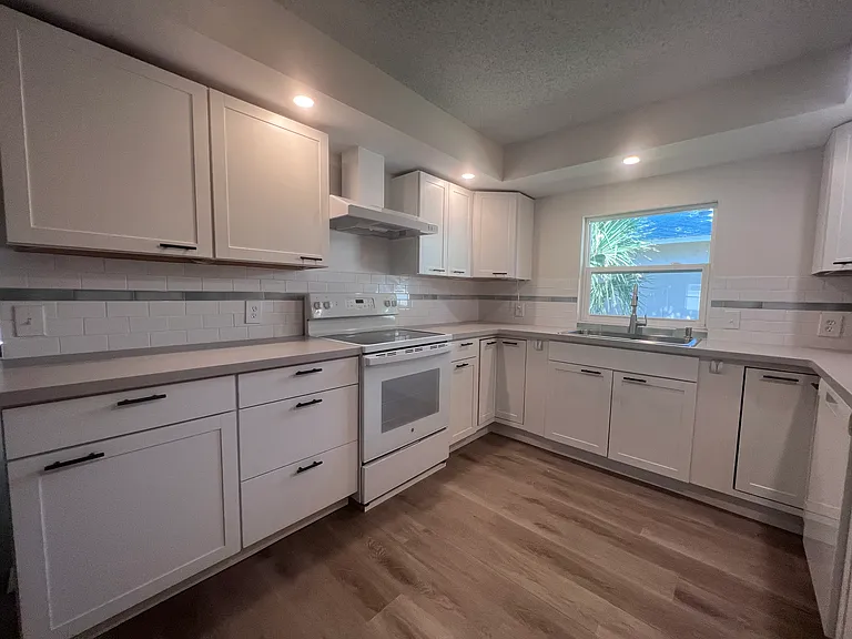 2563 Temple St — Photo 20