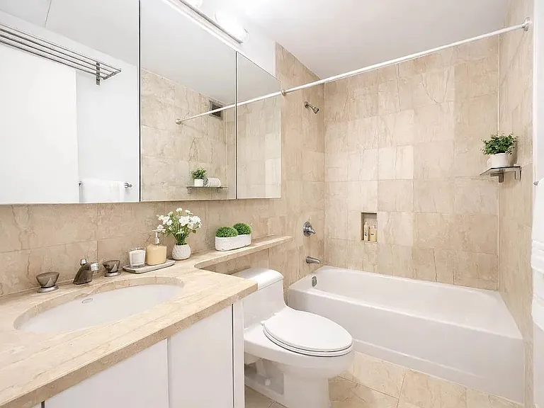 415 E 37th St #10K — Photo 4