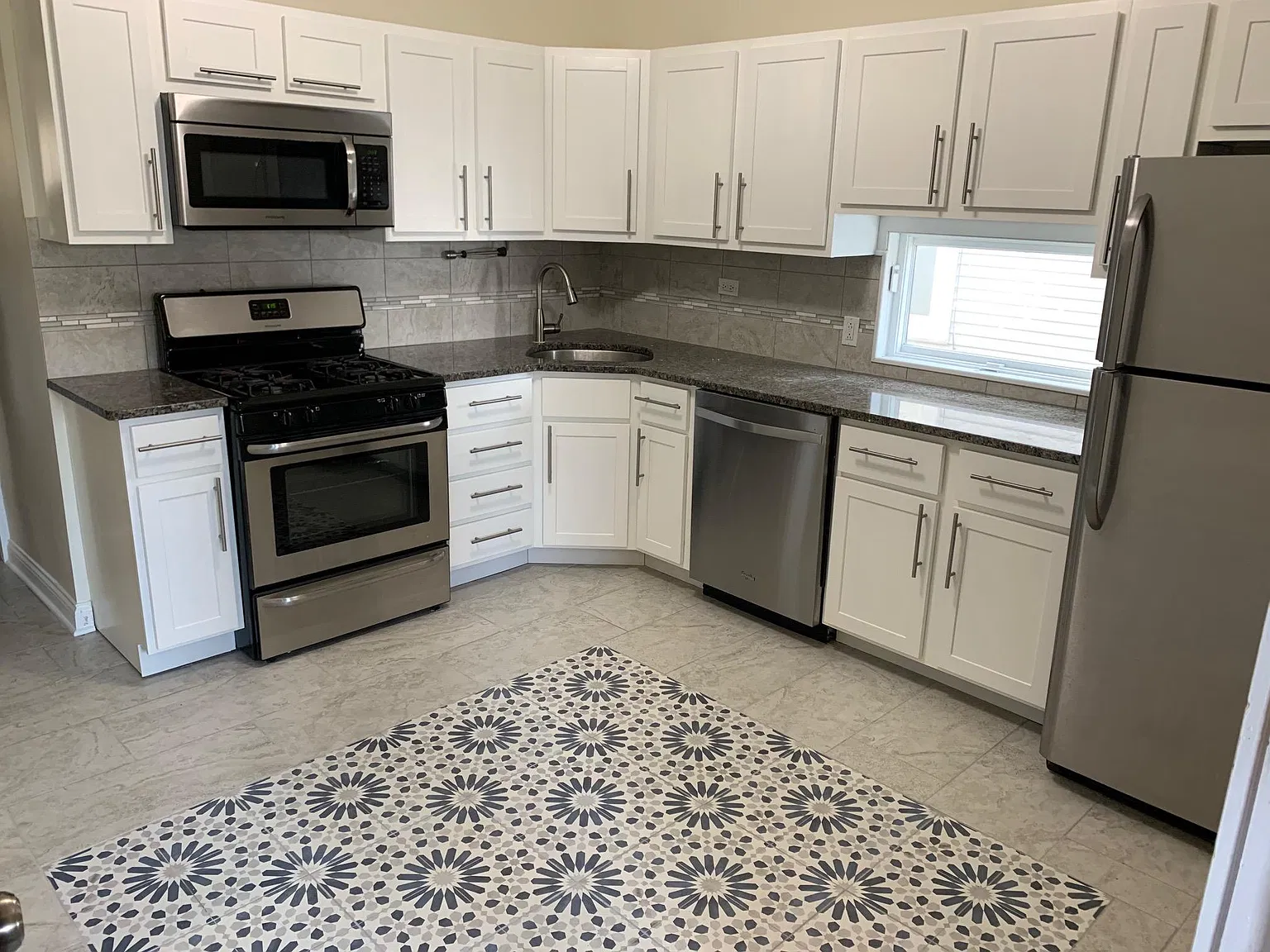 4126 W Newport Ave — Photo 4