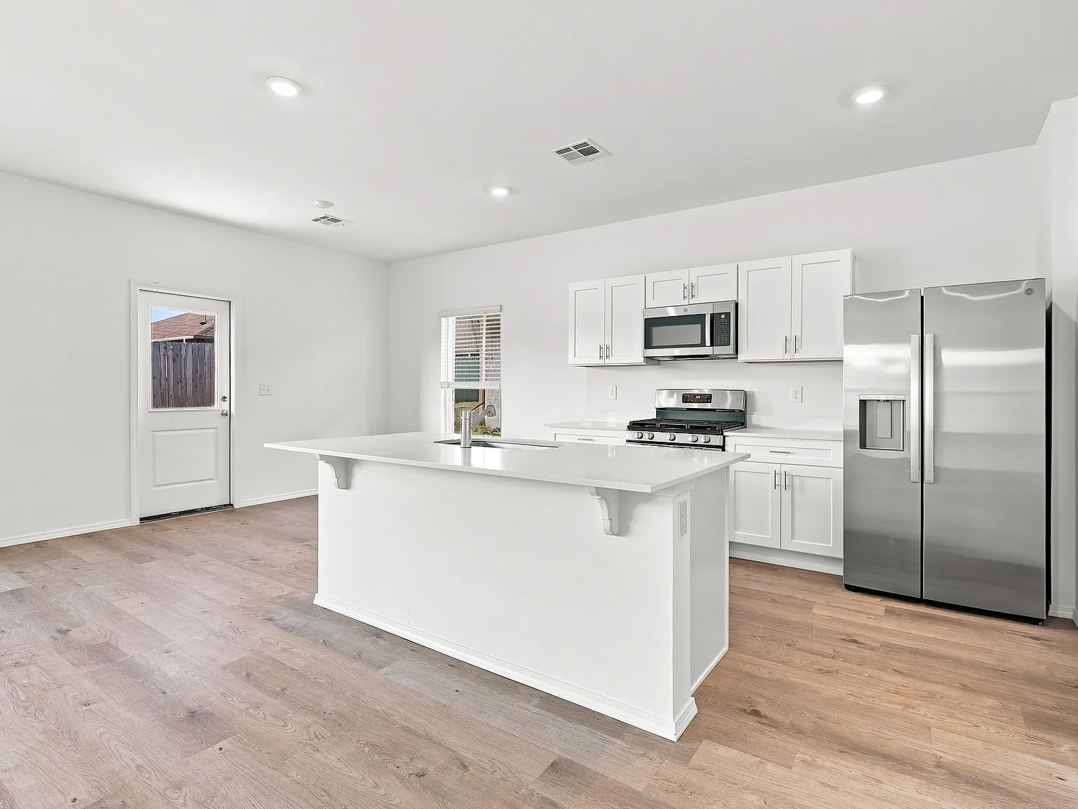 4 bed, 2.5 bath, 2065 sqft, $2,400 — Photo 4