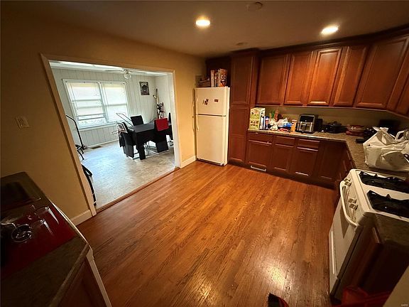 3rd image of 402 Millman Dr