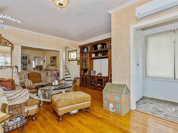 3rd image of 206 E Mineola Ave