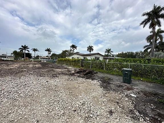 4th image of 4497 SW 34th Terrace