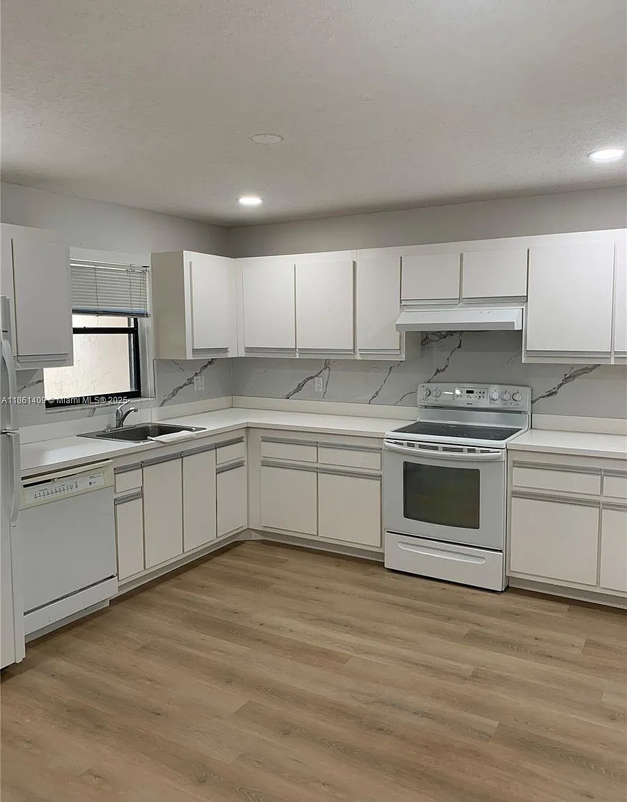 3 bed, 1200 sqft, $2,599 — Photo 2