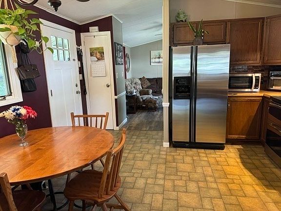4th image of 556 Central St #179