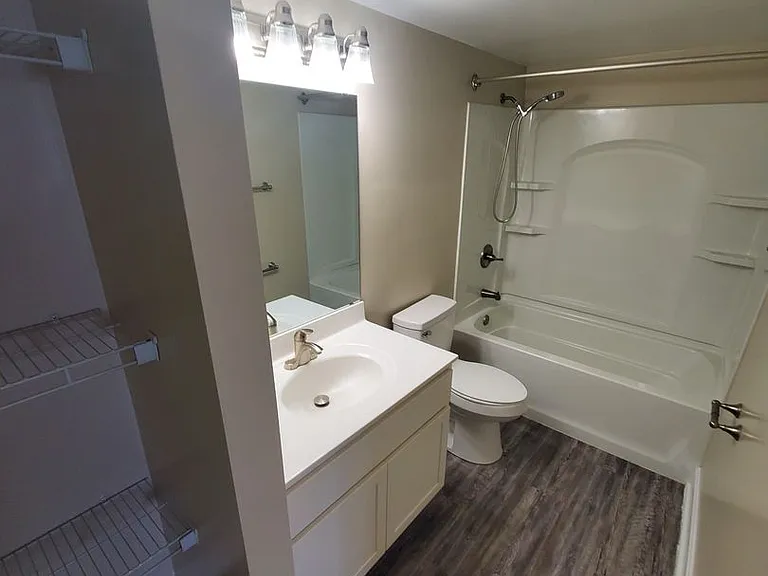 Saratoga Apartments - STA — Photo 11
