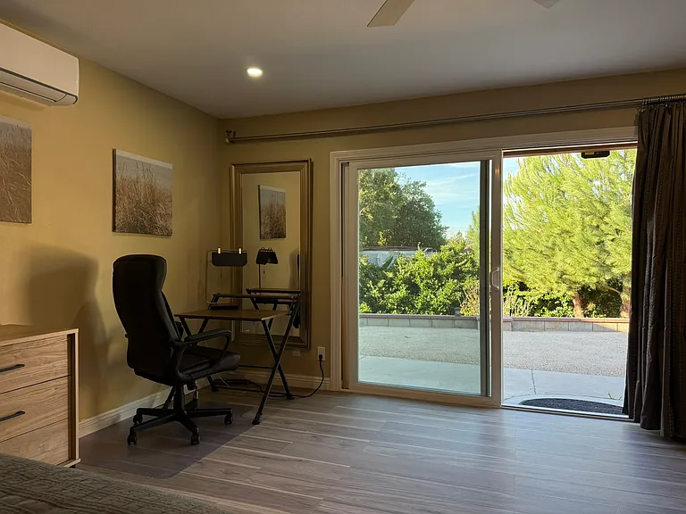 This is the working area in front of the mirror with the doors open