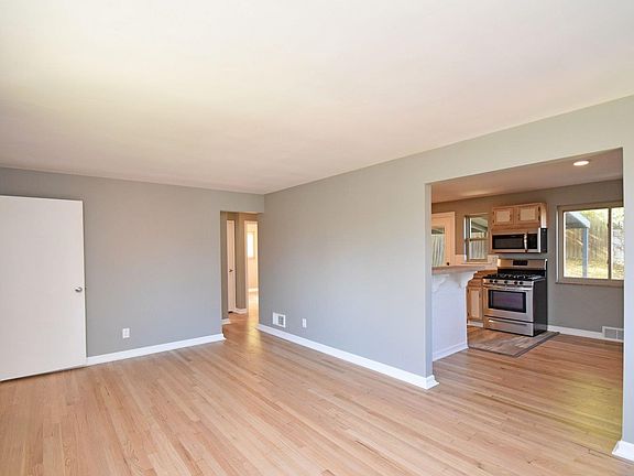 4th image of 2718 Powell Dr