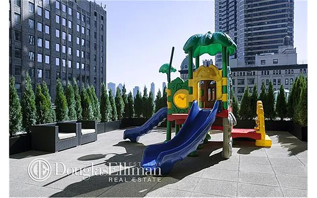 Rented by Douglas Elliman | media 22