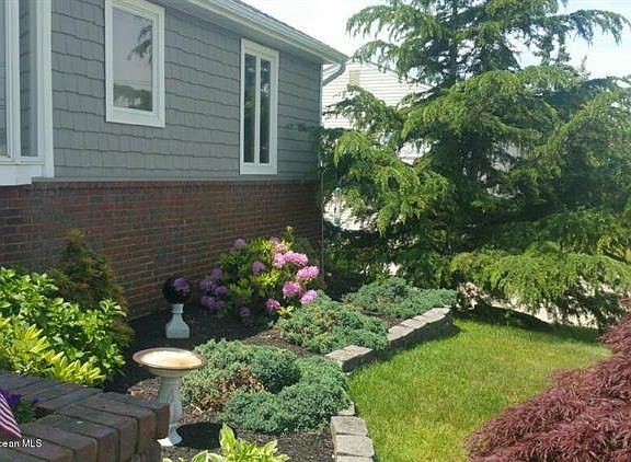 3rd image of 17 Kingston Ave