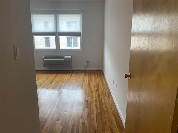 200 Grand Street image 12 of 14