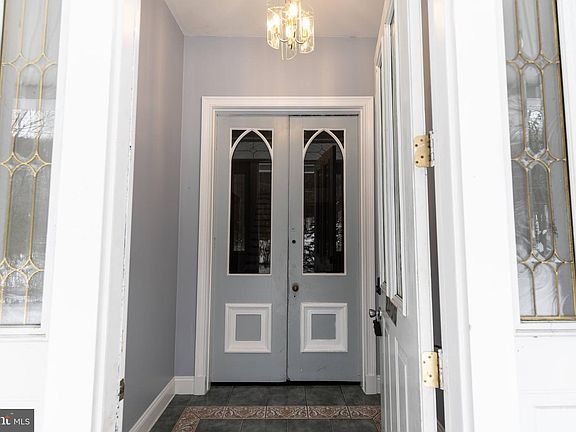 5th image of 2406 Railroad St