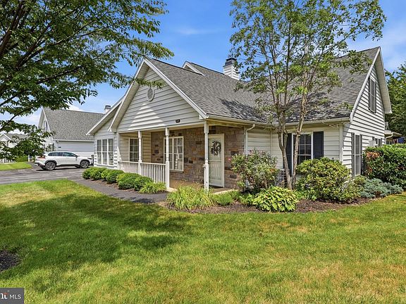 4th image of 2164 Knob Hill Rd