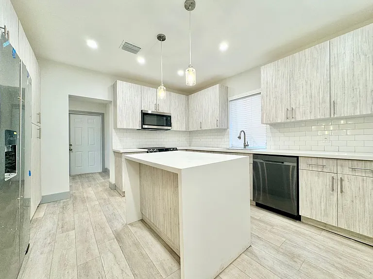 4112 NW 18th Ave — Photo 2